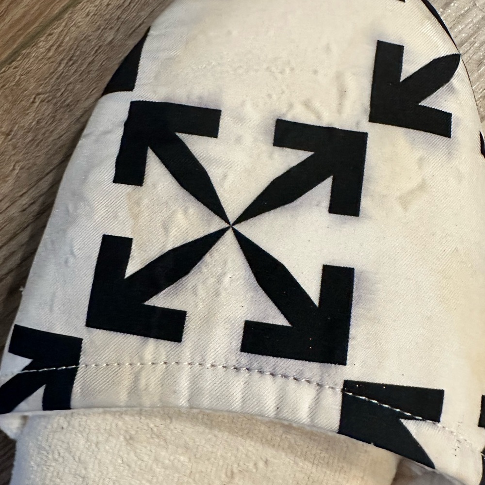 OFF WHITE/ Size M Arrow Pattern Slippers - Picture 3 of 8